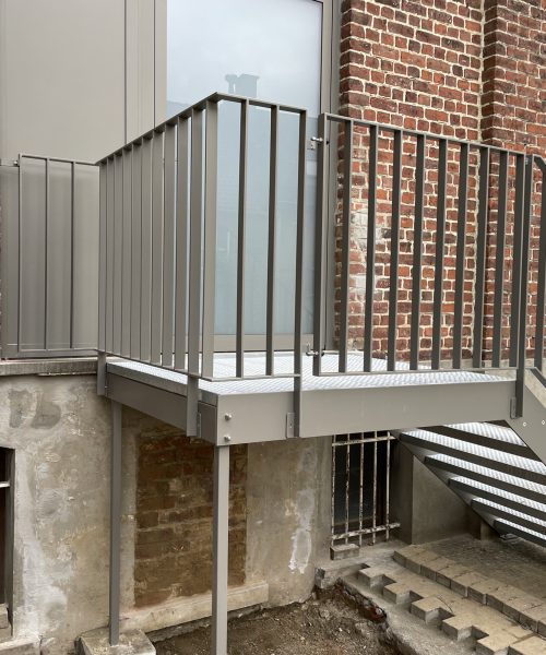 metalen railing in staal met buitentrap