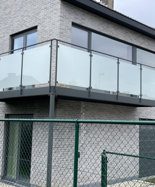 metalen balustrade met glas en staal